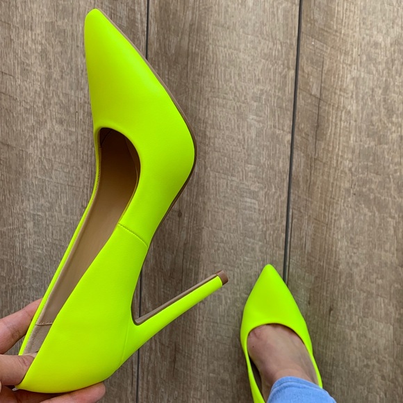 Delicious 80s Neón Yellow Closed Toe Pump Heel 4” - Picture 5 of 8